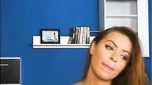 Застенчивая прелесть обнажает свои прелести