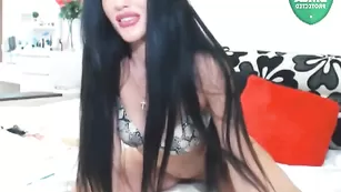 Желанная стерва BarbieDoll трахает обе дырочки