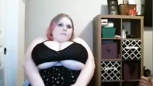 Пышная самка Cassie0pia полирует хуй партнера