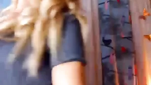 Пышногрудая детка BlackFox облизывает страпон