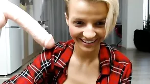 Изящная модель steff_doll показывает сисечки