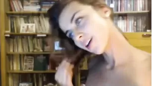 Аппетитная крошка Adeline_ долбит попочку