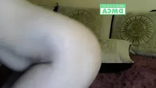 Обнаженная самка EleghantGrace трахает очко пальчиком