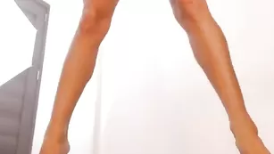 Распутная модель indiansweety довольствуется вибратором