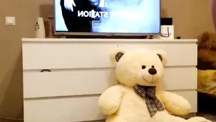 Хорошая азиатка MollyCum сосет дилдо