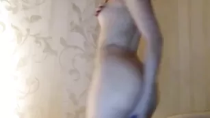 Распутная девочка SexyyInessa трахает попку