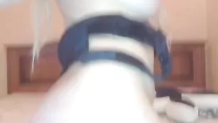 Сучка в маске tinahot долбит попку фаллосом