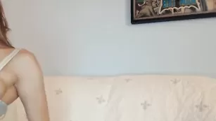 Великолепная SexySabotage мастурбирует половые губки