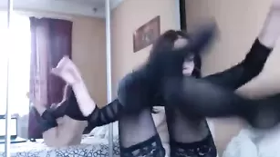 Заводная самка UCHILKA снимает трусики