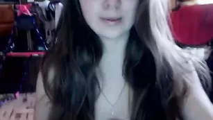 Грудастая шлюшка crissheaven4u задирает маечку