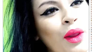 Знойная модель Pam__ наминает сиськи