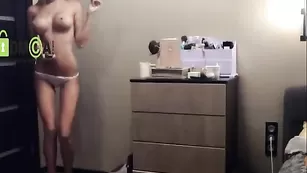 Кокетливая Killer_Tits танцует стриптиз в привате