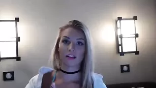 Знойная барышня killer__tits танцует стриптиз