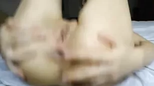 Озорная самка VikaMicky трахает обе щели