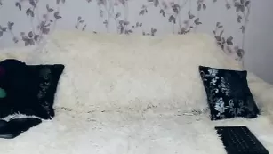 Изящная блонда blondpamell трахает попку