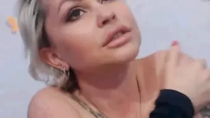 Симпатичная телка LyalyaX обнажает грудь