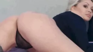 Симпатичная телка LyalyaX обнажает грудь