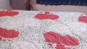 Знойная шмара emanuela93 трахает киску пальчиками