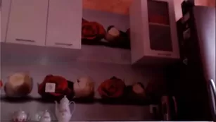 Доступная шмара EveVipe трахает дырочки во фри