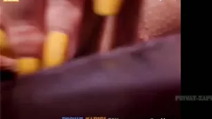 Доступная шмара EveVipe трахает дырочки во фри