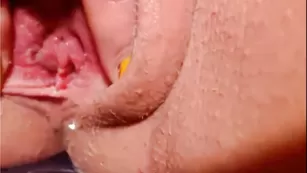 Доступная шмара EveVipe трахает дырочки во фри