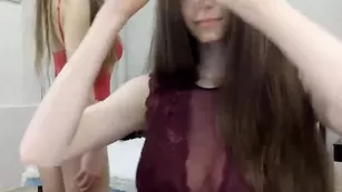 Симпатичные куколки uniquemilana ласкают сосочки