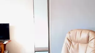 Привлекательная AliskaComely тискает красивую грудь