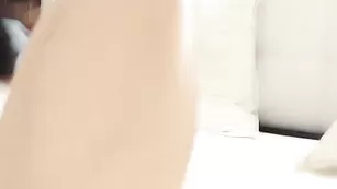 Горячая цыпочка OhKatusha нежно тискает пизду