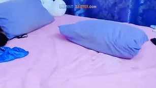 Сочная штучка HottieBritney сует в пизду страпон