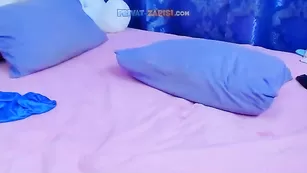 Сочная штучка HottieBritney сует в пизду страпон