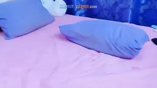 Сочная штучка HottieBritney сует в пизду страпон