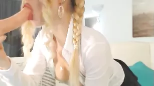 Русская бестия tvoiakisa отсасывает резиновый пенис