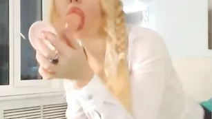 Русская бестия tvoiakisa отсасывает резиновый пенис