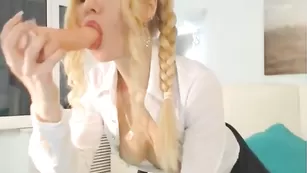 Русская бестия tvoiakisa отсасывает резиновый пенис