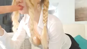 Русская бестия tvoiakisa отсасывает резиновый пенис