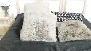 Белобрысая крошка Ocicat трахает пизденку вибратором