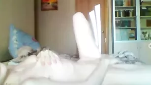 Обнаженная самка kissly мастурбирует пизду