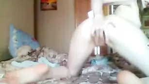 Обнаженная самка kissly мастурбирует пизду