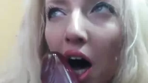 Белобрысая шмара SLUT-for-you трахает попу