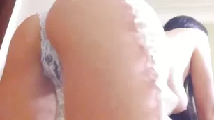 Желанная модель Lecinda обнажает бритые дырочки