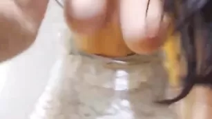 Желанная модель Lecinda обнажает бритые дырочки