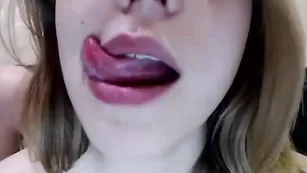 Озорная сучка jessie98631 позирует голенькая