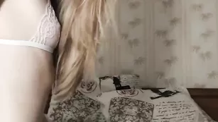 Блестящая самка ronnyponny трахает попку и пизду