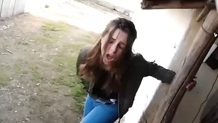 Сексапильная телка shakirababy дрочит пизду на кухне