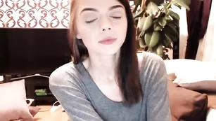 Шикарная модель ezra мастурбирует бритую киску