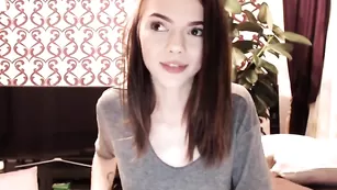 Шикарная модель ezra мастурбирует бритую киску