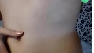 Худая самка DiayaX эротично раздевается