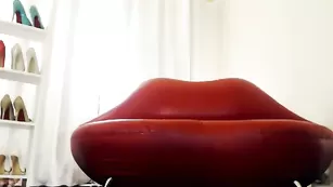 Строптивая кобыла agniablack дрочит пизденку