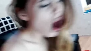 Шальная самка jessie98631 ублажает чувака минетом