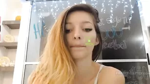 Соблазнительная Hotpetitegirl скачет на страпоне